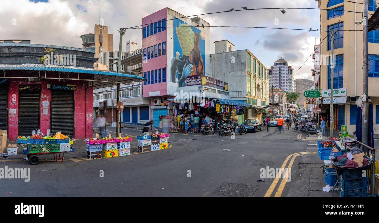 Vue des bâtiments et étals du marché près du marché central, Port Louis, Maurice, Océan Indien, Afrique Banque D'Images
