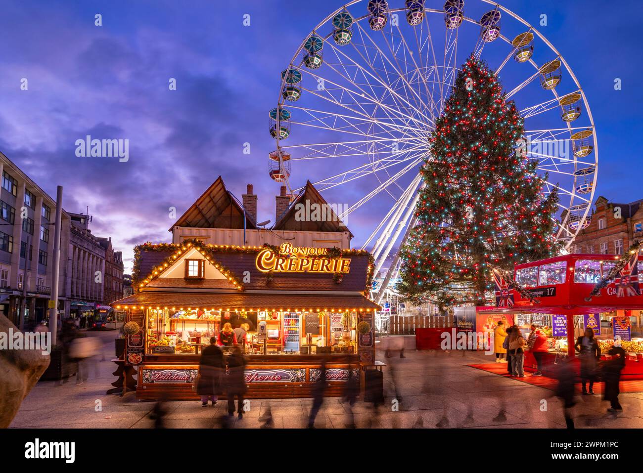 Vue de la grande roue et marché de Noël sur Old Market Square au crépuscule, Nottingham, Nottinghamshire, Angleterre, Royaume-Uni, Europe Banque D'Images