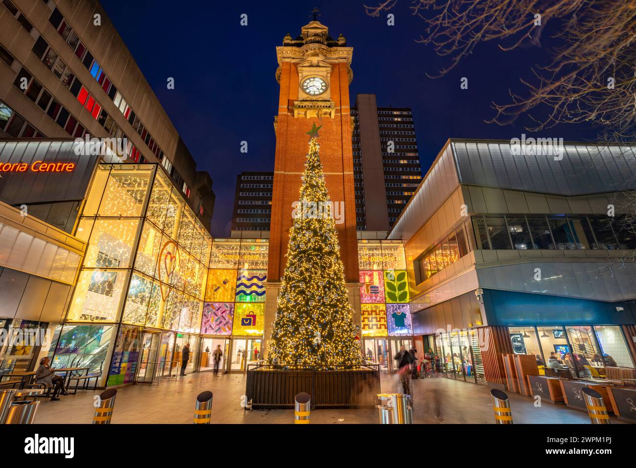 Vue de Victoria Station Clock Tower et arbre de Noël au crépuscule, Nottingham, Nottinghamshire, Angleterre, Royaume-Uni, Europe Banque D'Images
