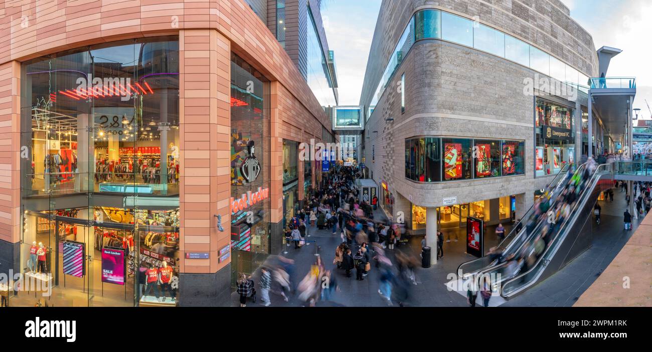 Vue des magasins et des acheteurs de Noël, Liverpool City Centre, Liverpool, Merseyside, Angleterre, Royaume-Uni, Europe Banque D'Images