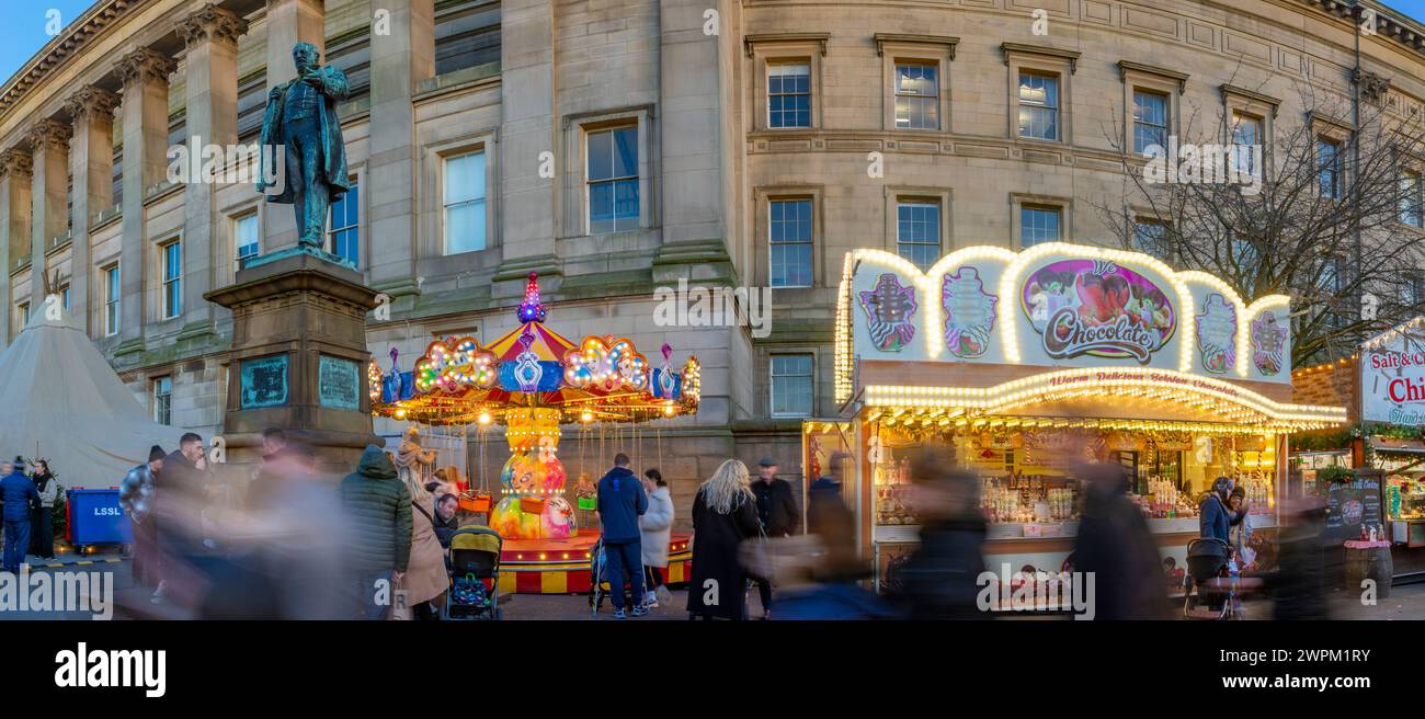 Vue sur le marché de Noël et les produits préparés Georges Hall, Liverpool City Centre, Liverpool, Merseyside, Angleterre, Royaume-Uni, Europe Banque D'Images