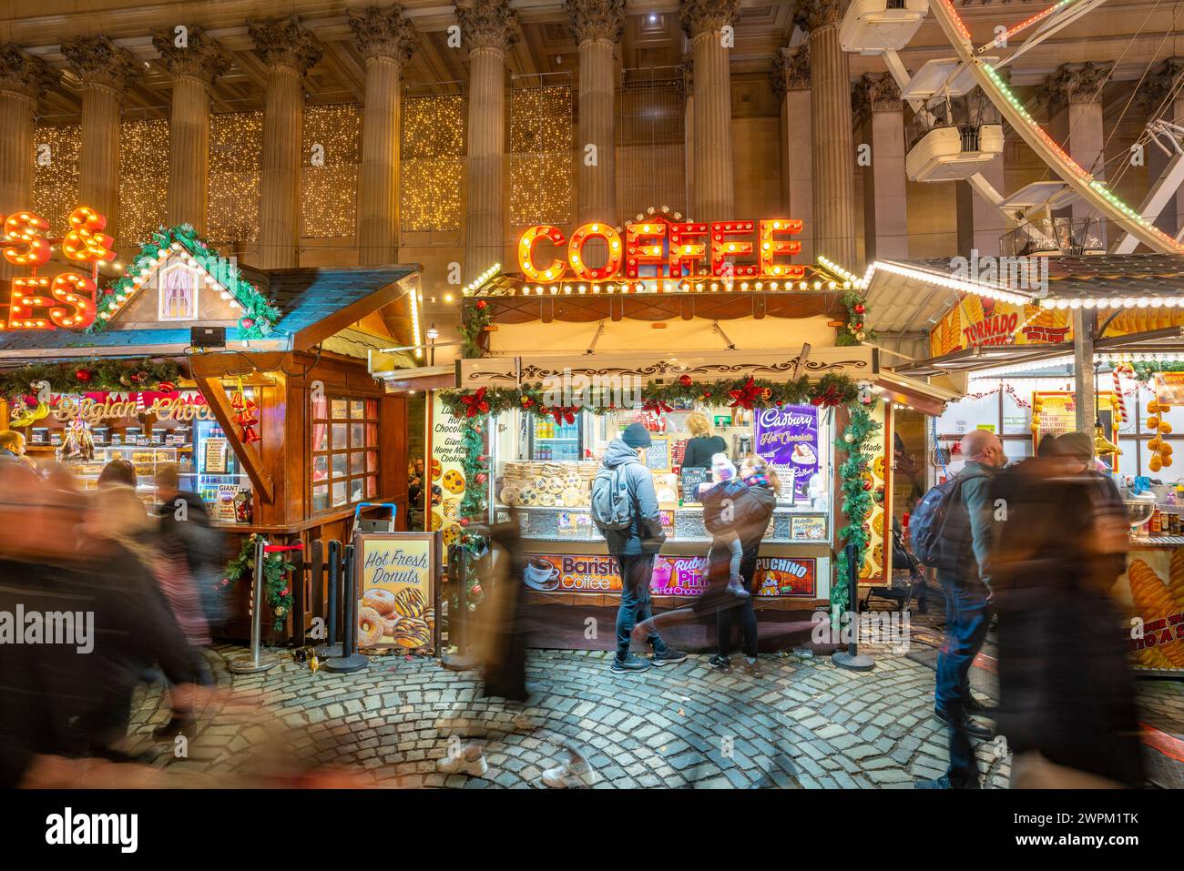 Vue sur l'étal de café au marché de Noël et sur les produits Georges Hall, Liverpool City Centre, Liverpool, Merseyside, Angleterre, Royaume-Uni, Europe Banque D'Images