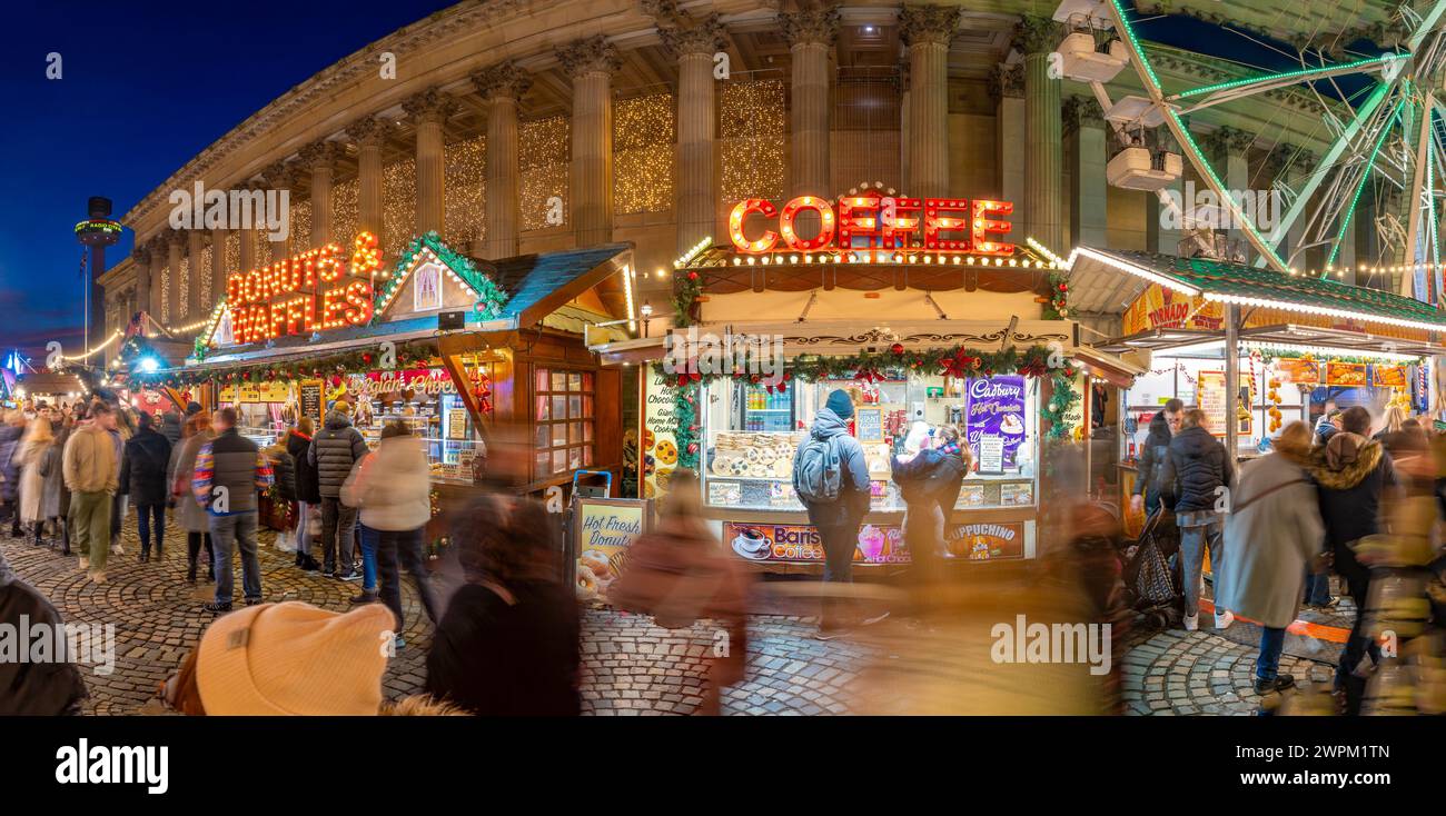 Vue sur le marché de Noël et les produits préparés Georges Hall, Liverpool City Centre, Liverpool, Merseyside, Angleterre, Royaume-Uni, Europe Banque D'Images