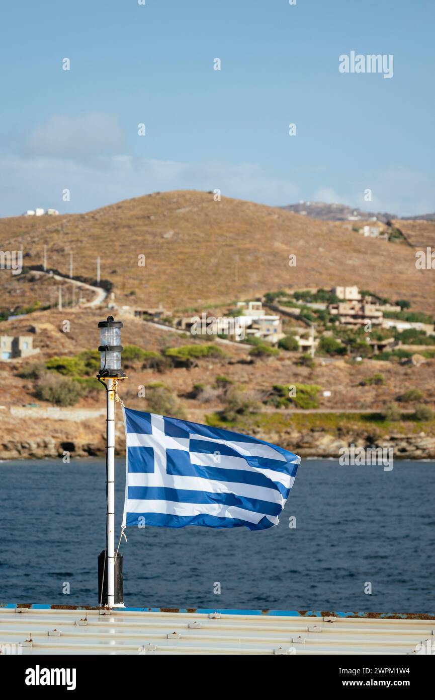 Pavillon de la Grèce sur ferry, île de Kea, Cyclades, îles grecques, Grèce, Europe Banque D'Images