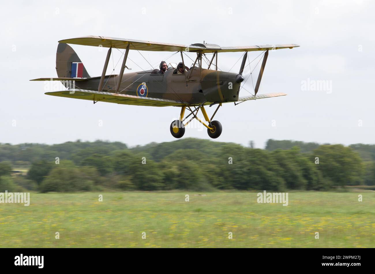 01/07/15 Salut de Tiger Moth. *** HISTOIRE COMPLÈTE ICI : http://www.fstoppress.com/articles/flying-for-heroes/ *** Un avion spécial adapté pour être Banque D'Images