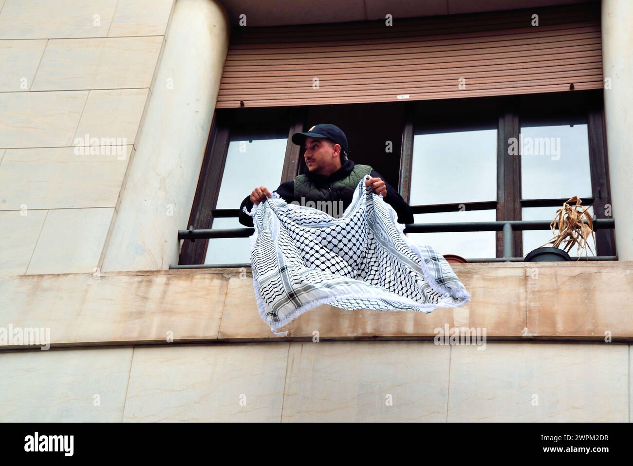 Padoue, Italie, 8 mars 2024. Journée internationale de la femme. Un millier de personnes, principalement des jeunes, se rencontrent et défilent dans le vieux centre-ville pour la Journée de la femme. Les principaux sujets abordés : droits des femmes, égalité des sexes, égalité des salaires, violence à l'égard des femmes, femmes contre la guerre, solidarité avec les femmes palestiniennes. Crédits : Ferdinando Piezzi/Alamy Live News Banque D'Images