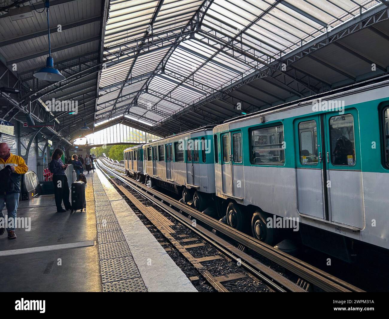 Paris, France, vue grand angle, les gens de petite foule, à l'intérieur du métro parisien, gare historique, quai, train entrant, RATP ligne 6 Banque D'Images
