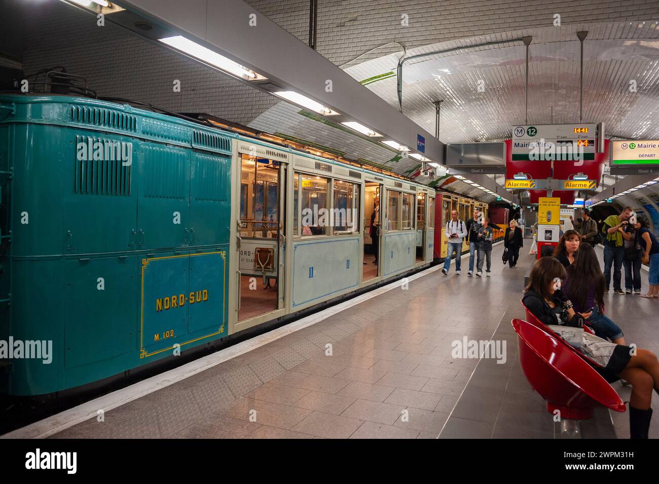 Paris, France, grande foule de gens, touristes, visiter, train Vintage, journée portes ouvertes, plateforme du métro Paris, RATP, ligne 12, gare, Banque D'Images