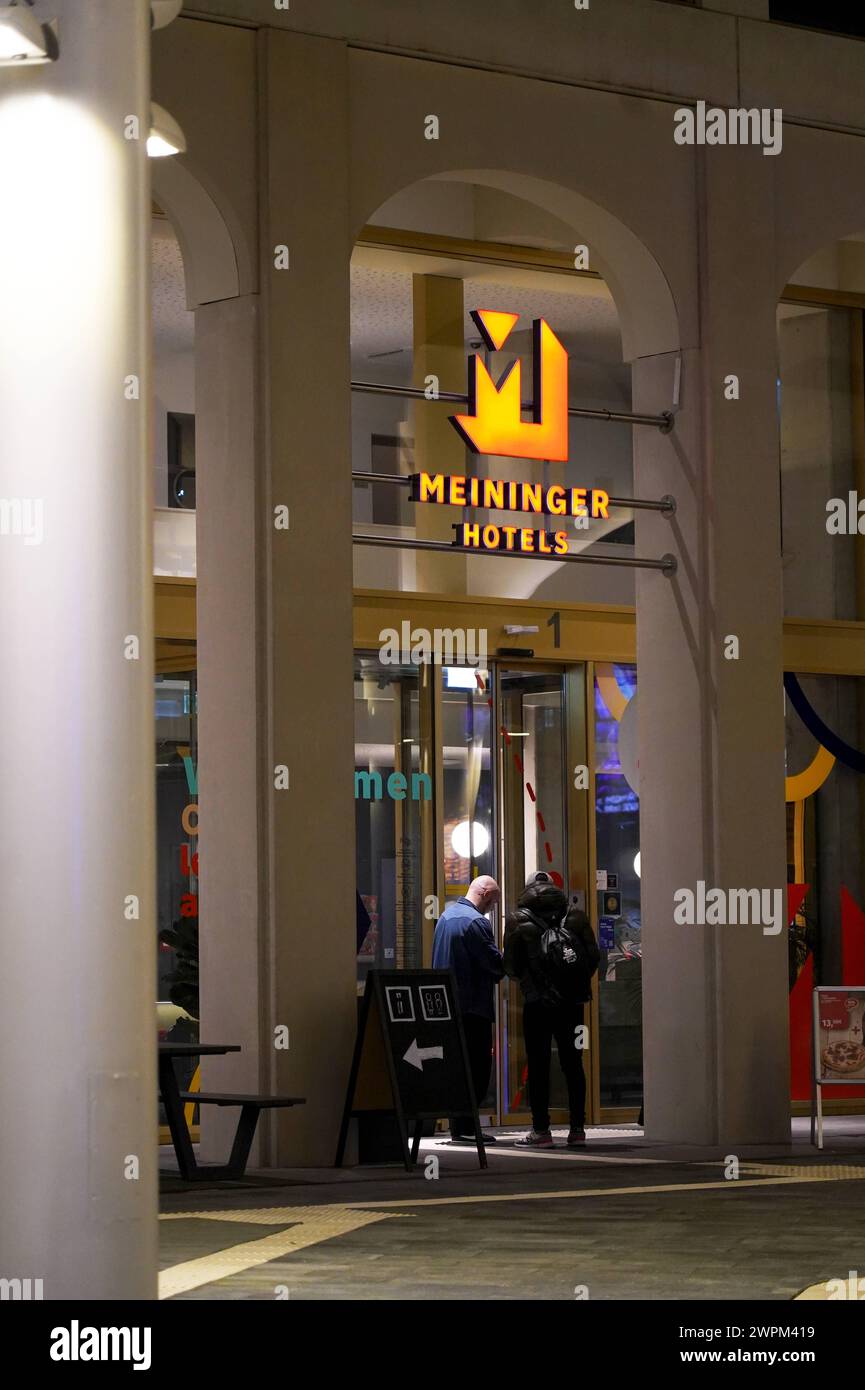 DAS Meininger-Hôtel in einem Hochhaus am neuen Bremer Fernbusterminal. *** L'hôtel Meininger dans un immeuble de grande hauteur à Brême, nouveau terminal de bus longue distance Banque D'Images