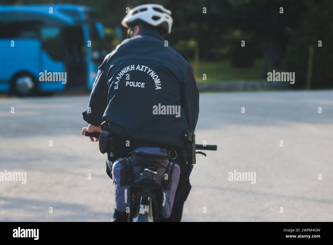 Police hellénique sur les vélos avec le logo «police grecque» sur l'uniforme, escouade de police grecque sur le vélo de garde, maintenir l'ordre public dans les rues d'Athen Banque D'Images