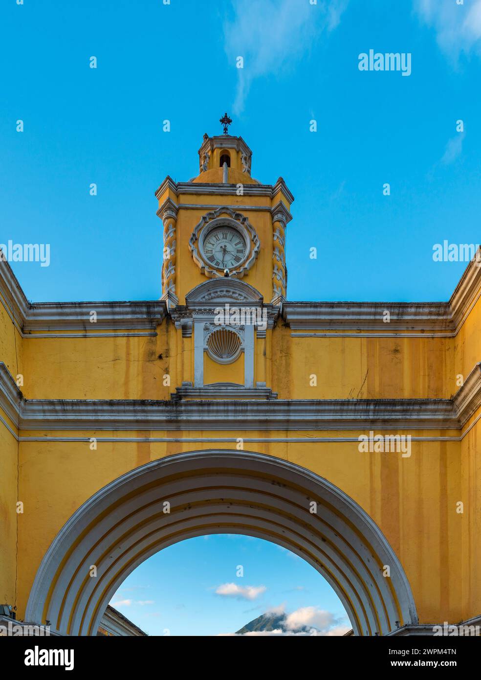 Arc de Santa Catalina avec pic du volcan Agua, Antigua City, Guatemala. Banque D'Images