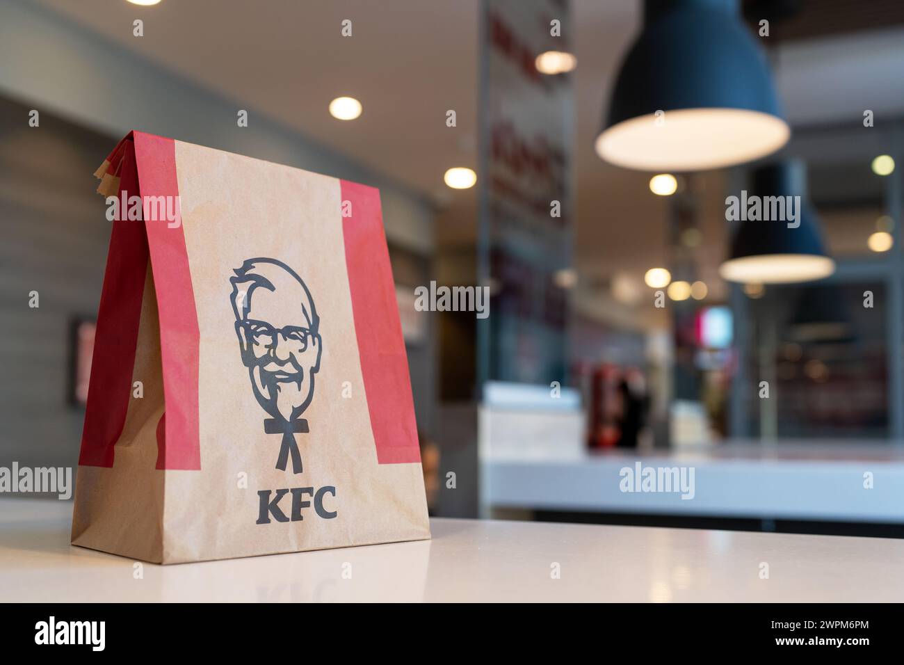 Sac en papier KFC avec poulet frit du Kentucky sur la table d'un restaurant KFC. Minsk, Biélorussie - 8 mars 2024 Banque D'Images