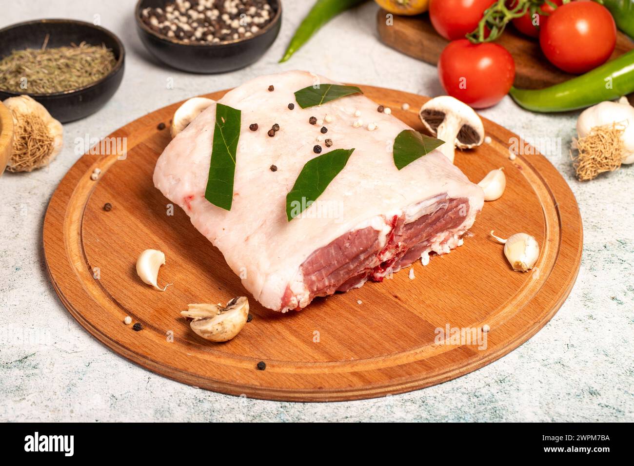 Viande de dos d'agneau désossée. Produits de boucherie. Viande de filet de dos d'agneau sur fond de pierre. nom local kuzu karski Banque D'Images