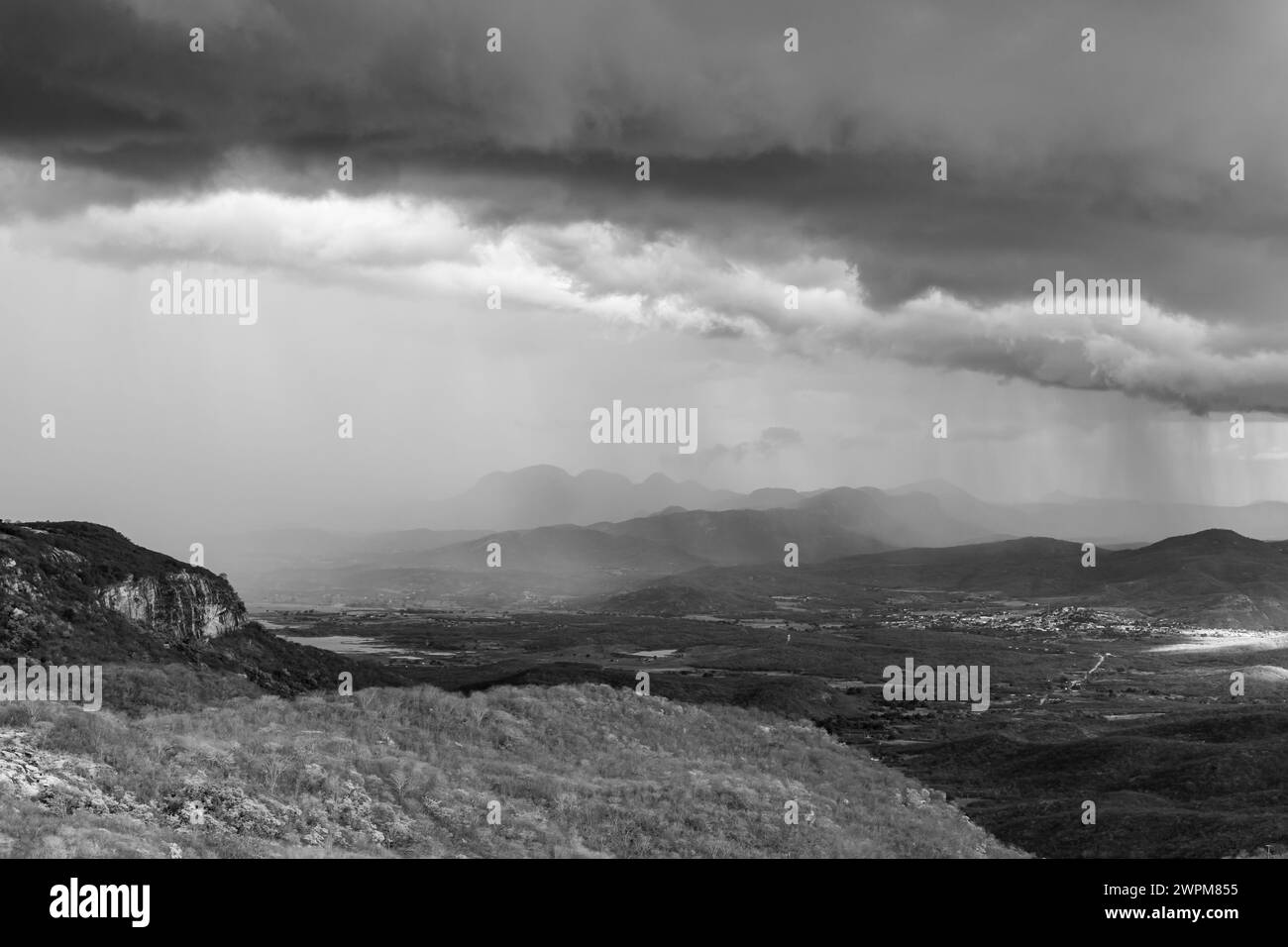 Photo en noir et blanc du paysage de la vallée au nord-est rural du Brésil Banque D'Images