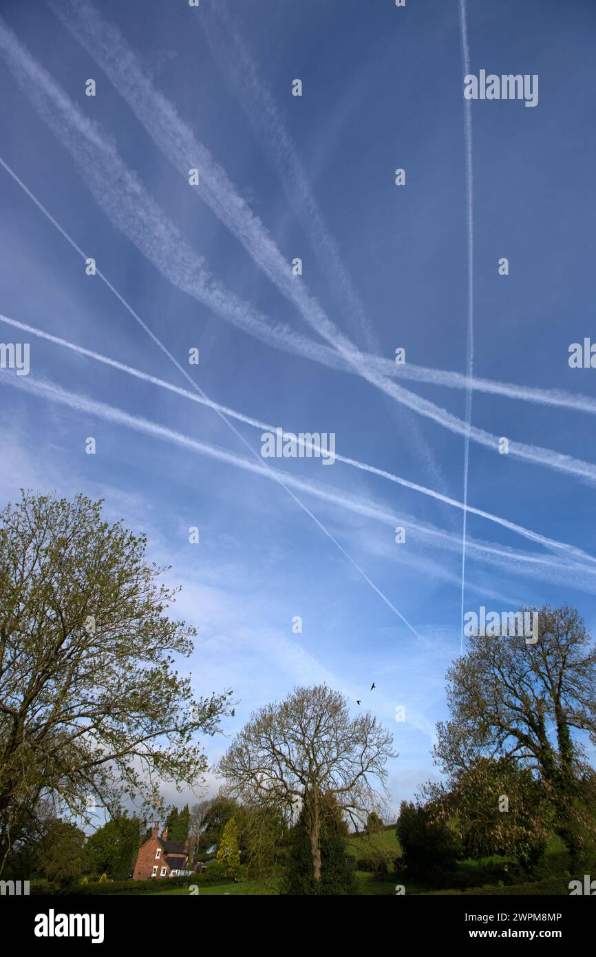 20/05/16 avec l'industrie aérienne secouée après la perte hier d'un avion au-dessus de la Méditerranée, il semblait plus occupé que jamais au-dessus du Derbyshire Banque D'Images