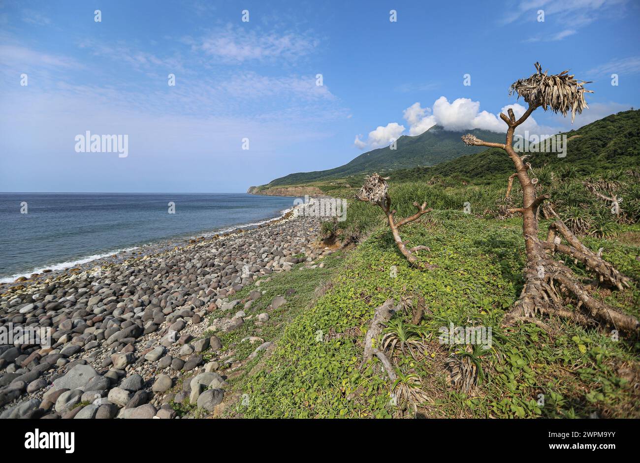 Batan, Philippines. 8 mars 2024 : Chadpidan Boulder Beach à Basco et Mount Iraya à Batanes, les îles les plus septentrionales du pays, les plus proches étant à 142 km du point le plus méridional de Taiwan. PH Navy renforce la présence de troupes dans des îles stratégiquement situées avec 119 nouveaux réservistes + 76 recrues en formation, un déploiement désagréable pour Pékin accusant Manille de jouer avec le feu. En 2023, le Pres Marcos a autorisé l'accès américain à 4 autres bases militaires philippines (EDCA), dont 3 font face à Taiwan. PH & US militaires conduiront 2024 exercices navals Balikatan à Batanes. Crédit : Kevin Izorce/Alamy Live News Banque D'Images