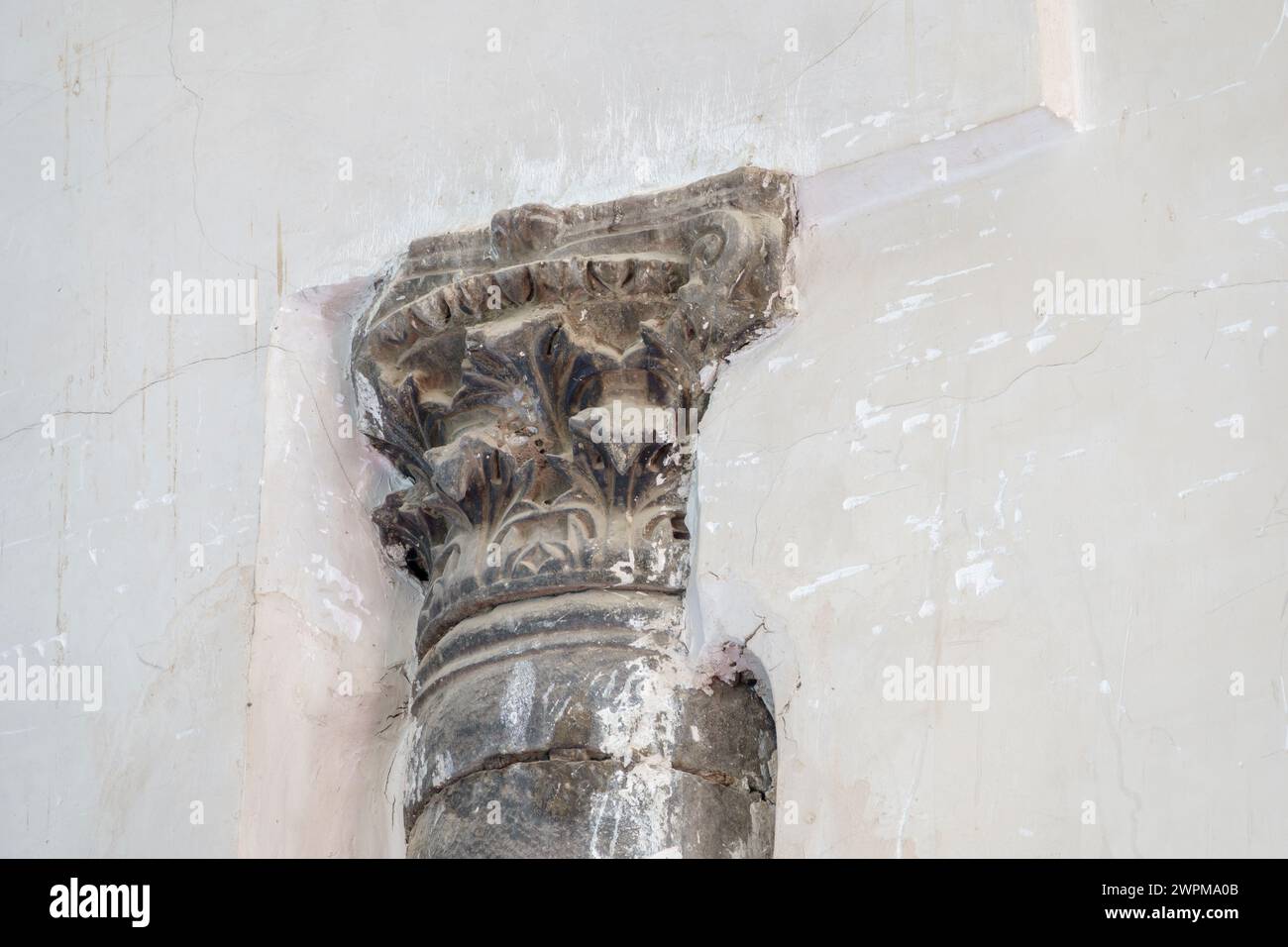 Ancienne colonne et capitale dans le mur moderne au Monastère Blanc près de la ville haute-égyptienne de Sohag, moyen-Égypte Banque D'Images