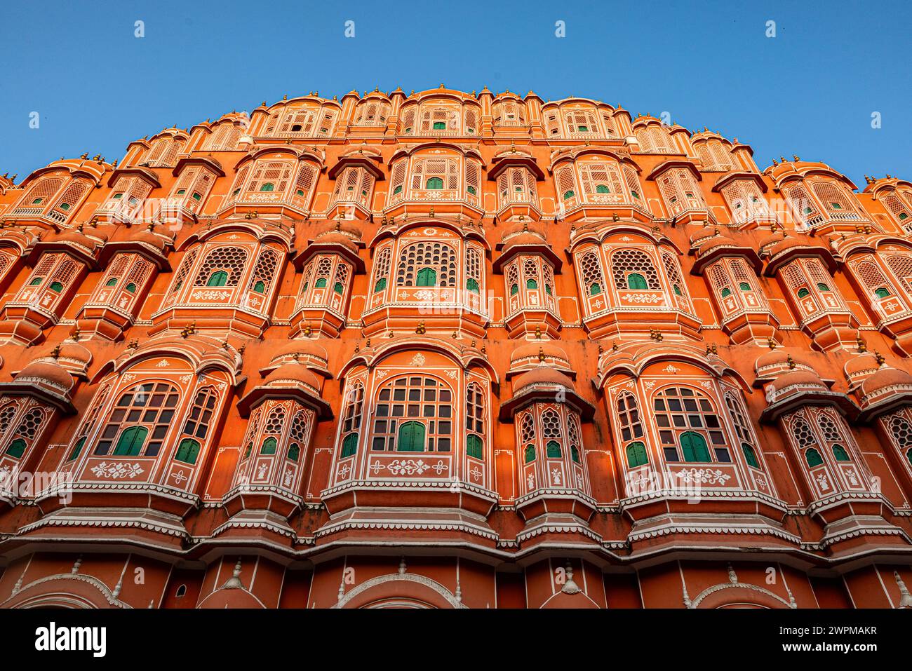 Jaipur, Inde, 16 février 2024. Hawa Mahal est un palais construit en grès rouge et rose avec un extérieur inspiré par le nid d'abeille et le treillis complexe Banque D'Images