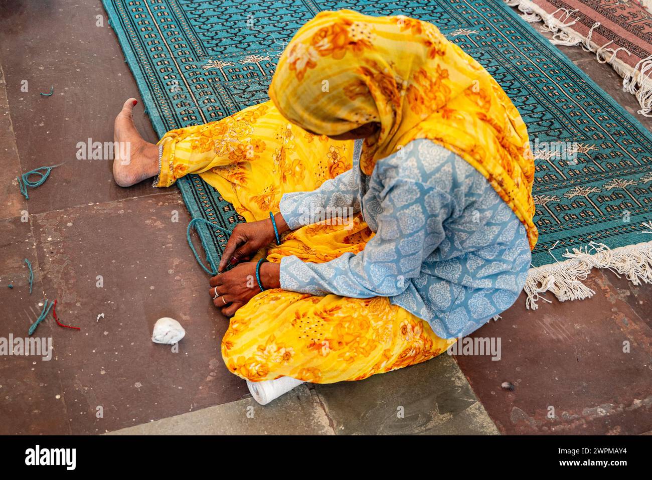 Jaipur, Rajasthan Inde 16 février 2024 femmes indiennes travaillant dans une usine de tapis traditionnelle Banque D'Images