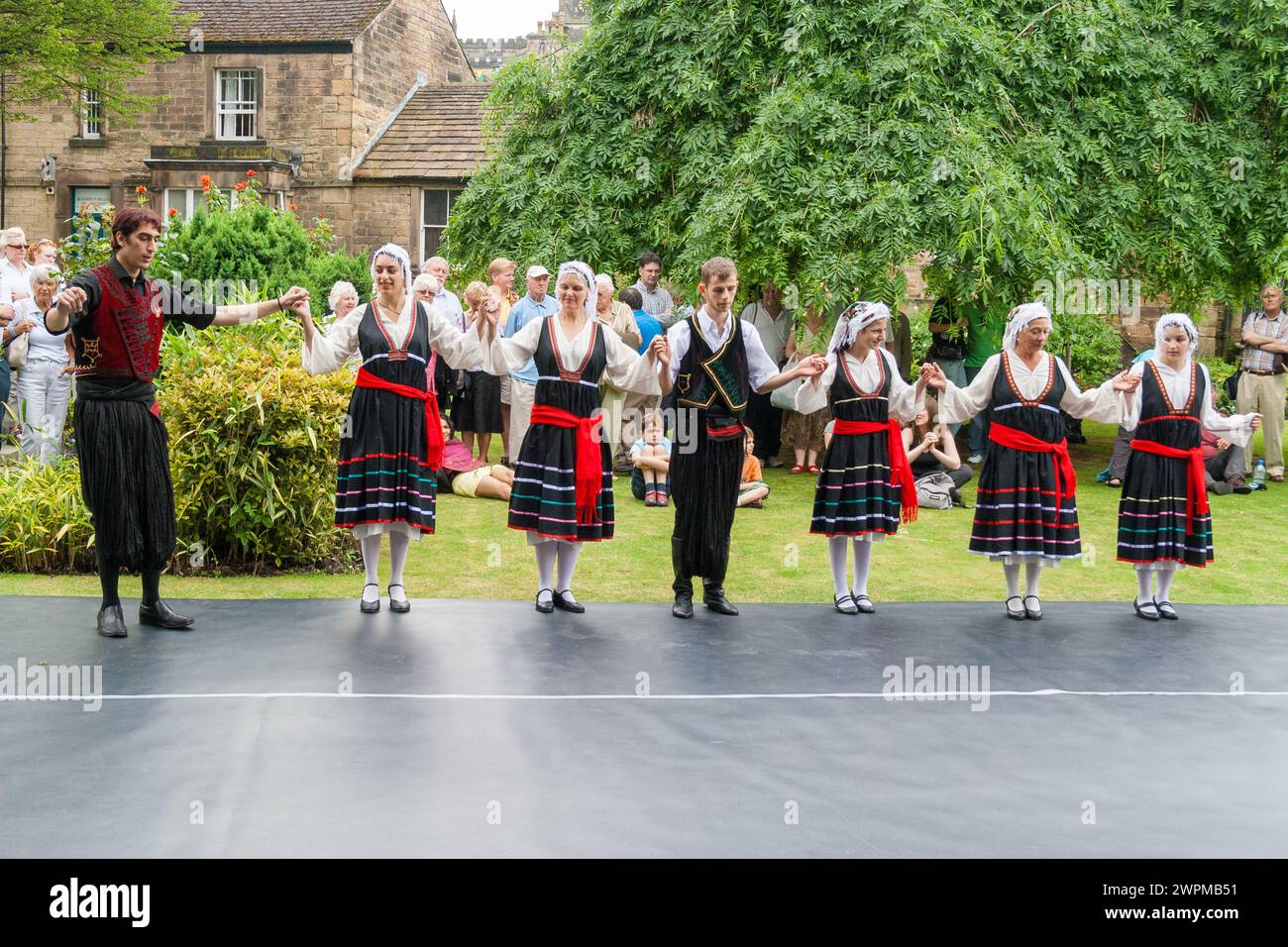 Danse grecque traditionnelle lors de la Journée internationale de danse 2009 de Bakewell Banque D'Images