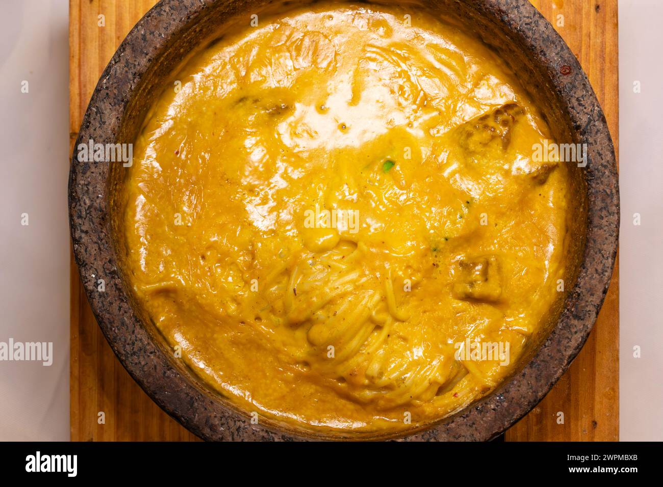 vue de dessus curry de bœuf avec champignons enoki à composition horizontale Banque D'Images