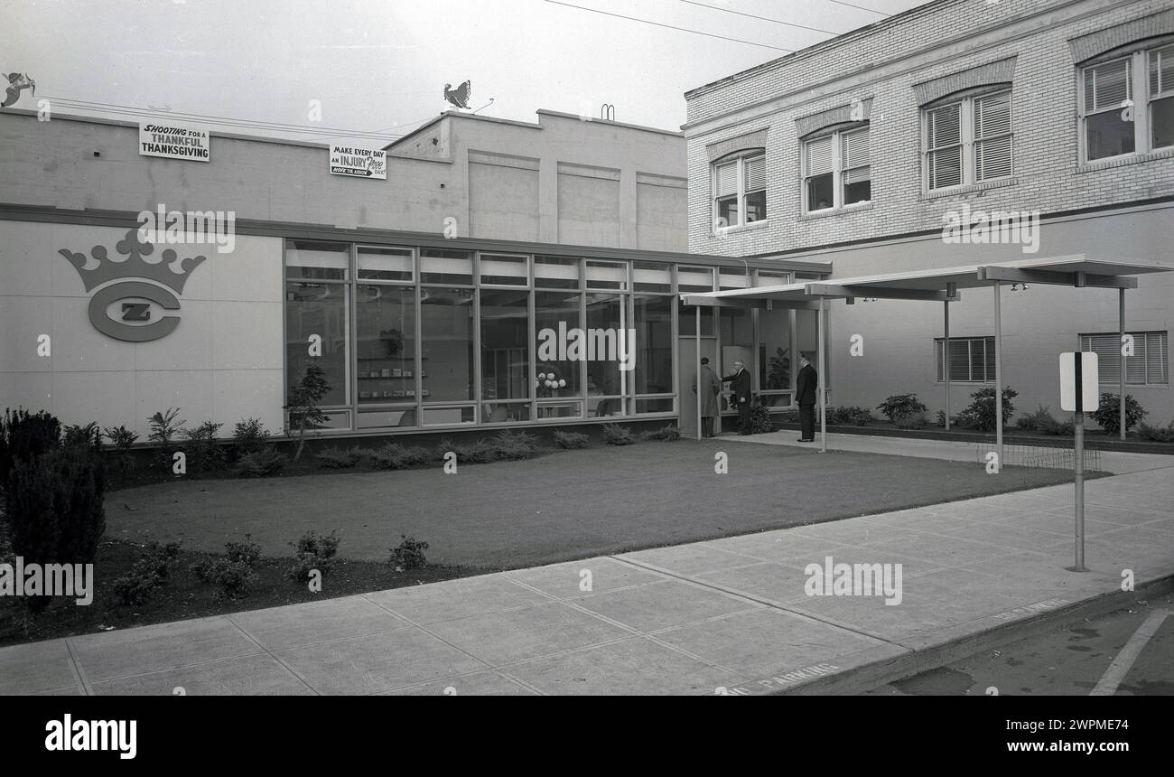 Années 1950, historique, bureaux de la papeterie Camas de Crown Zellerbach, WA, USA. Sur un toit, un panneau indiquant... "tir pour un Thanksgiving de grâce" et un autre indiquant..." Faites de chaque jour une journée sans blessure ». Les usines de papier impliquent des charges lourdes et de gros équipements mécaniques, tous qui nécessitent une sensibilisation continue et des mesures de protection pour prévenir les accidents. Il est donc nécessaire de former continuellement le personnel de santé et de sécurité et de communiquer des messages pour garantir des niveaux élevés de normes de sécurité. Banque D'Images