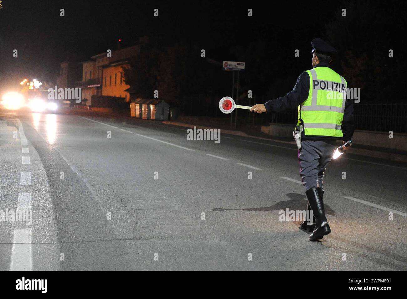Posto di BLOCCO Notturno Polizia Stradale Polstrada Drogometro Controlli per droga notte discoteche giovani Banque D'Images