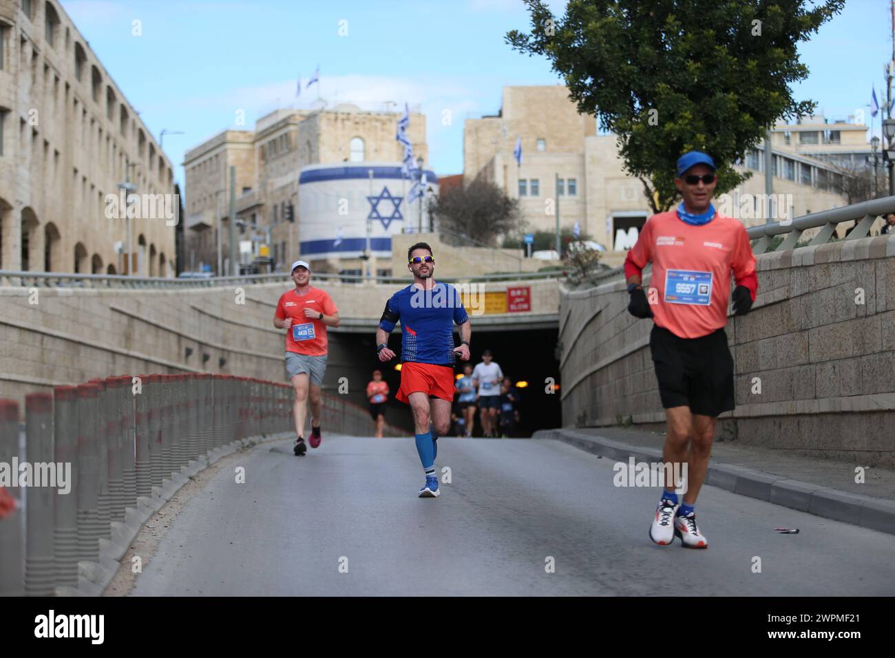 Jérusalem, Israël. 08 mars 2024. Les coureurs participent au Marathon international de Jérusalem. Les gens participent au 13e Marathon international annuel de Jérusalem à Jérusalem. Cette année, de nombreux participants portaient des chemises et couraient avec des pancartes sensibilisant aux otages enlevés le 7 octobre par le Hamas et toujours détenus à Gaza. Elle a été organisée en hommage aux Forces de défense israéliennes « IDF » et aux forces de sécurité, dans le cadre de la guerre en cours avec le Hamas à Gaza. Crédit : SOPA images Limited/Alamy Live News Banque D'Images