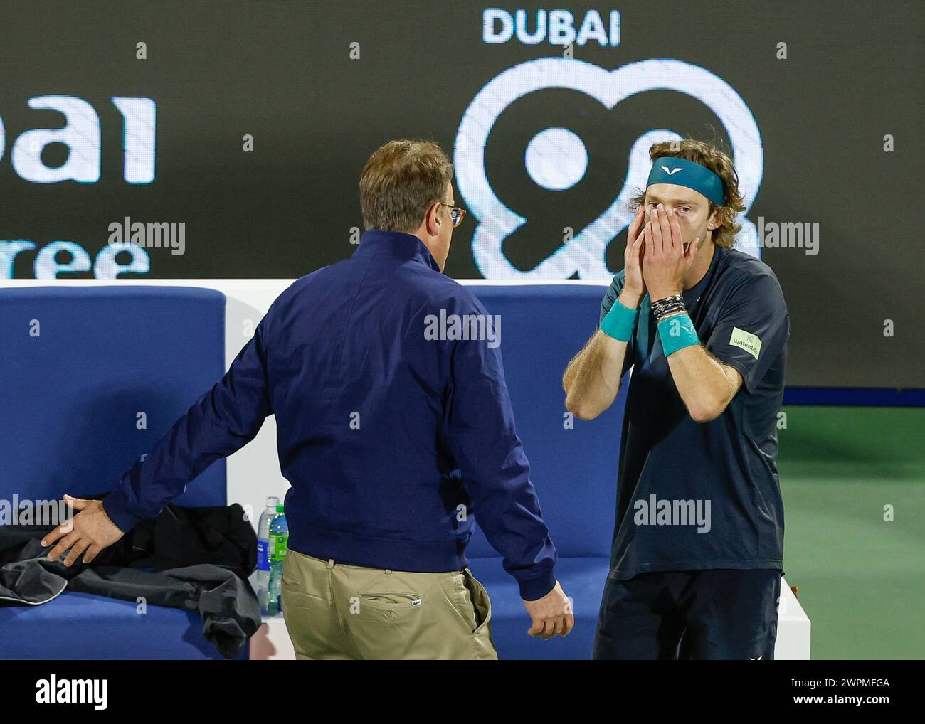 Andrey Rublev étant informé par le superviseur ATP qu'il a été mis en défaut pour avoir utilisé un langage abusif envers un linesperson au Dubai Duty Free Banque D'Images