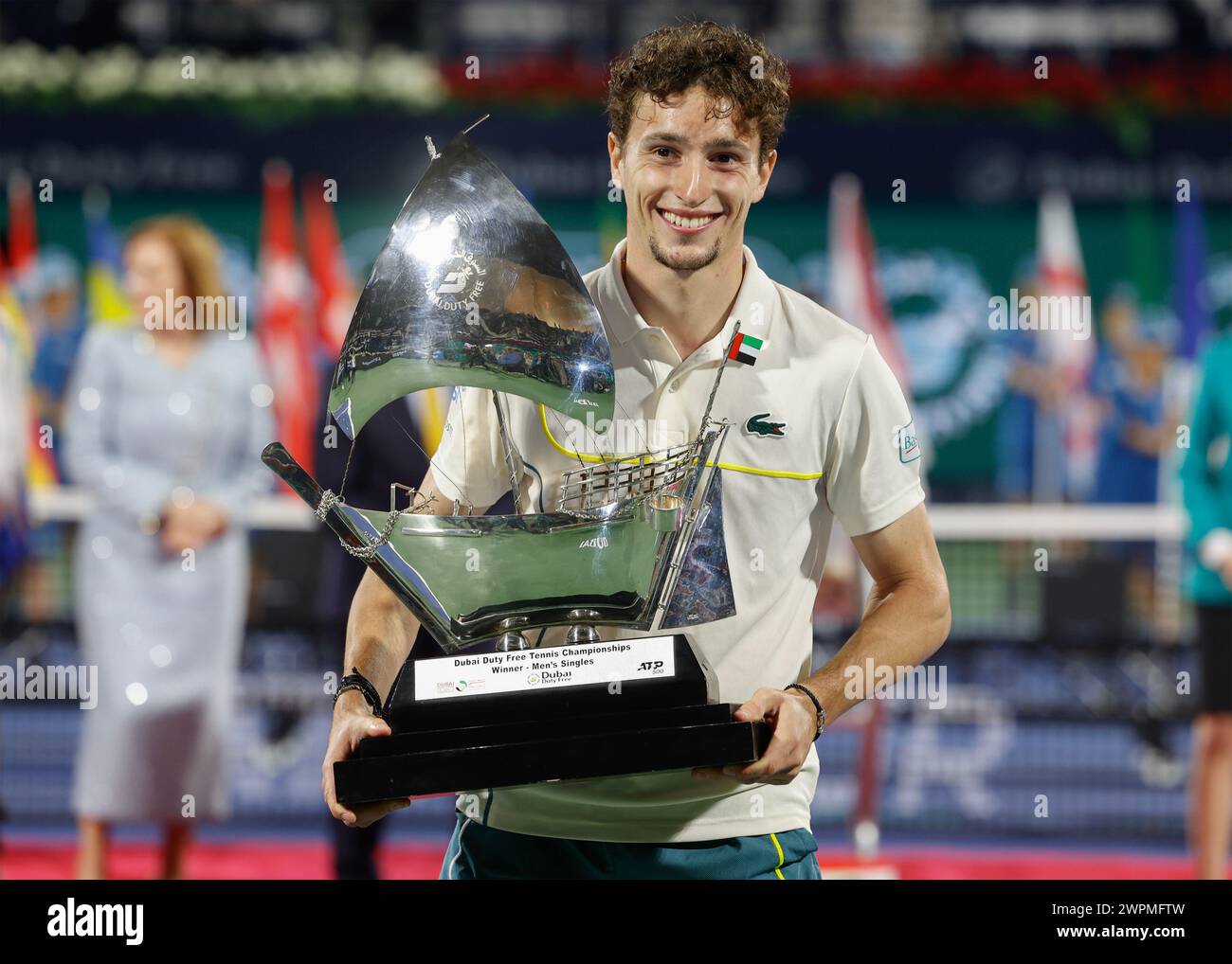 Ugo Humbert tenant le trophée des vainqueurs aux Championnats de tennis Duty Free de Dubaï 2024, Dubaï, U.A.E. Banque D'Images
