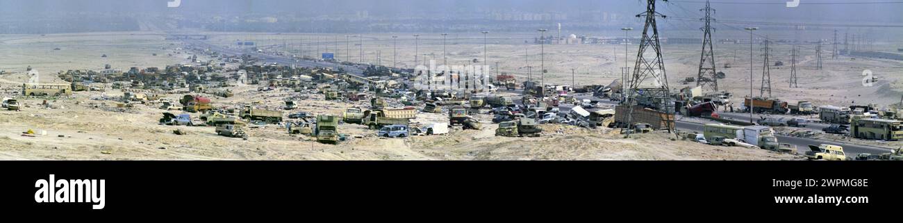 1er avril 1991 Un panorama de véhicules de l'armée irakienne détruits le long de la "route de la mort" sur la route de Bassorah, à l'ouest de Koweït City. Banque D'Images