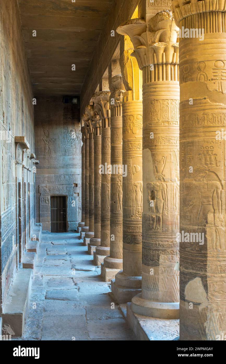 Sculptures égyptiennes anciennes sur colonnes dans le temple de Philae à Assouan, Égypte Banque D'Images