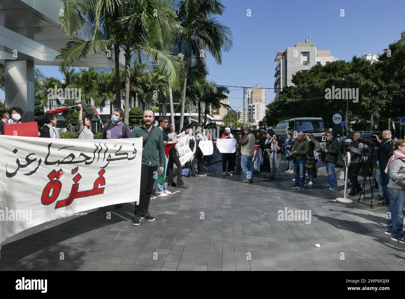 Beyrouth, Liban. 08 mars 2024. Lors de la journée de la femme, un groupe d'activistes libanais proteste en faveur de la Palestine devant le Bureau de la femme de l'ONU, Beyrouth, Liban, le 8 mars 2024. Les manifestants reprochent à l'ONU d'encourager l'oppression israélienne du peuple palestinien et d'empêcher leurs employés de se joindre aux manifestations pro-palestiniennes. (Photo par Elisa Gestri/Sipa USA) crédit : Sipa USA/Alamy Live News Banque D'Images