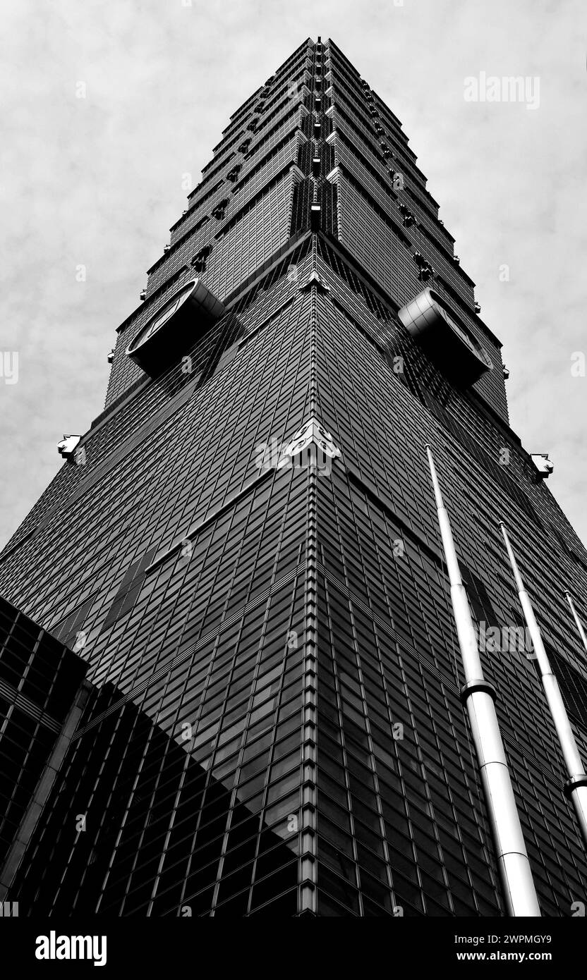 Un cliché monochromatique à faible angle de Taipei 101 atteignant le ciel Banque D'Images