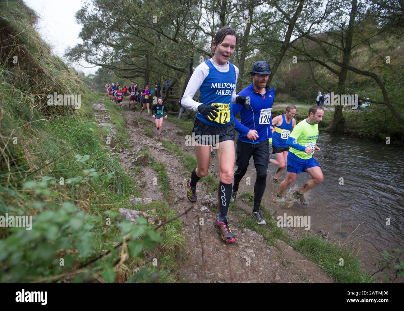 06/11/16 ***AVEC VIDÉO*** malgré les températures qui montent à peine au-dessus du point de congélation, environ 1 400 coureurs fous ont relevé le défi de cross-country d'un quatre Banque D'Images