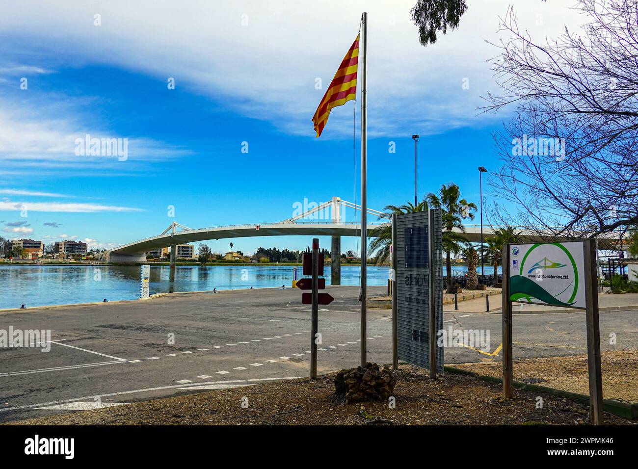 Drapeau de la Catalogne et Lo Passador, pont en béton sur l'Èbre, Delta de l'Èbre, Riu Ebre, Catalogne, Catalogne, Catalogne, Espagne Banque D'Images