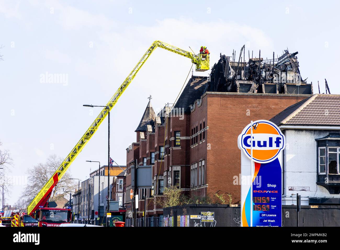 8 mars 2024 - bâtiment du poste de police de Forest Gate sur Romford Road après l'incendie du 6 mars, Newham, Londres, Angleterre Banque D'Images