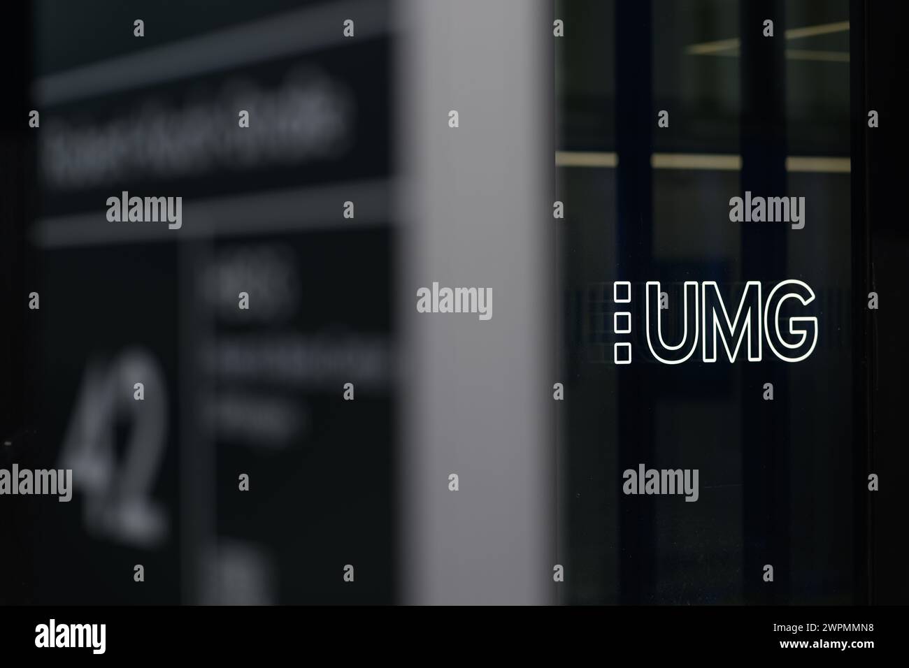 08 mars 2024, basse-Saxe, Göttingen : vue de la zone d'entrée avec l'inscription 'UMG' devant un bâtiment du Centre médical universitaire de Göttingen (UMG). Photo : Swen Pförtner/dpa Banque D'Images