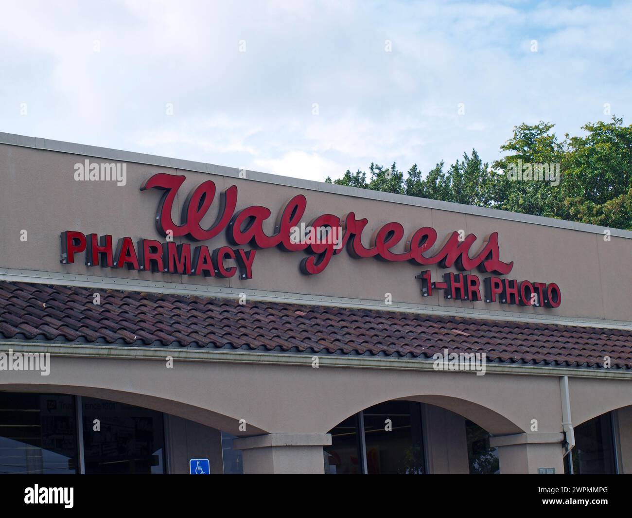 Miami, Floride, États-Unis - 24 février 2024 : logo de la pharmacie Walgreens à l'entrée. Banque D'Images