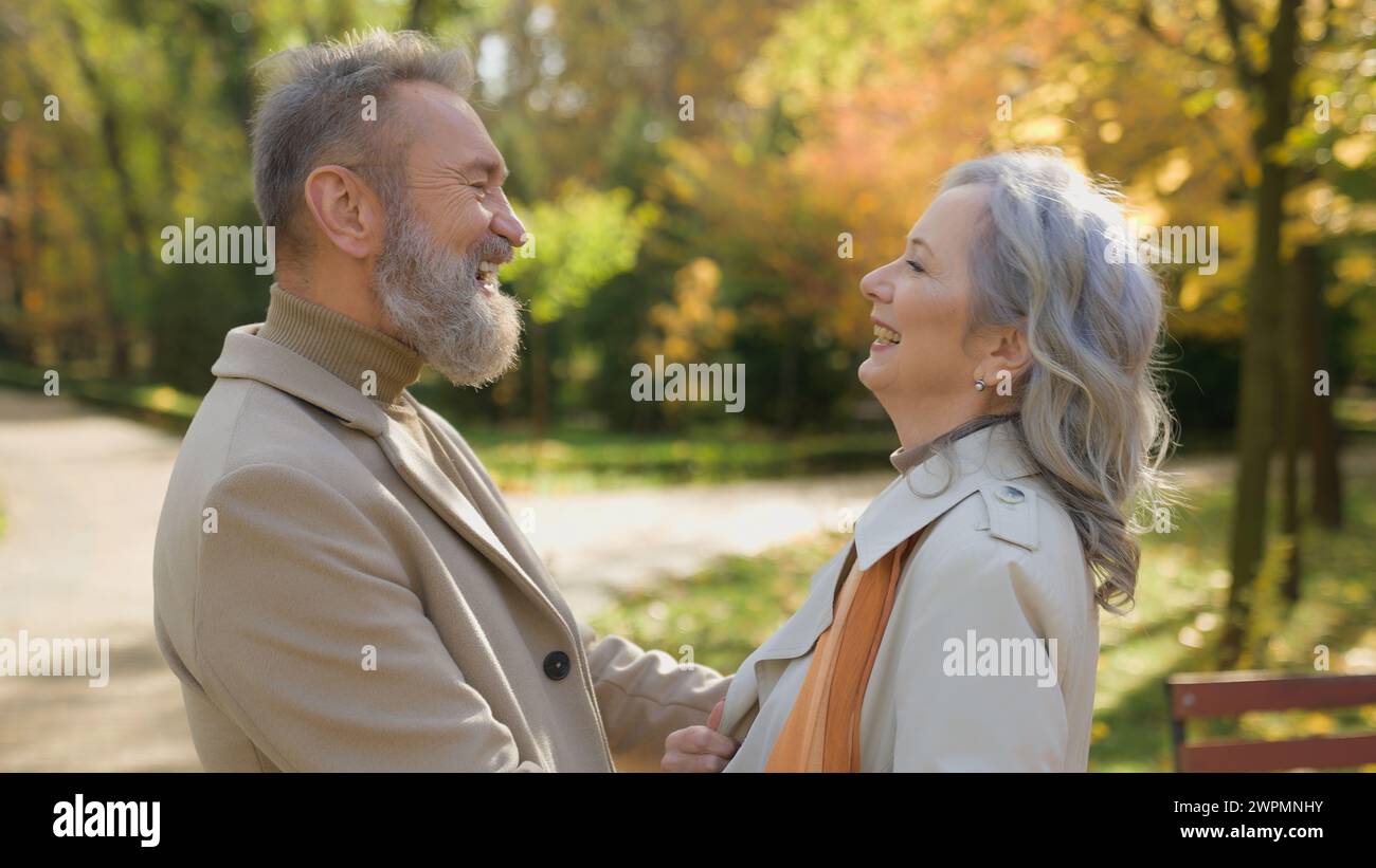 Famille caucasienne vieille femme mature homme aime les visages heureux de couple senior touchant nez mignon câlin dans la nature parc d'automne mari masculin âgé et Banque D'Images