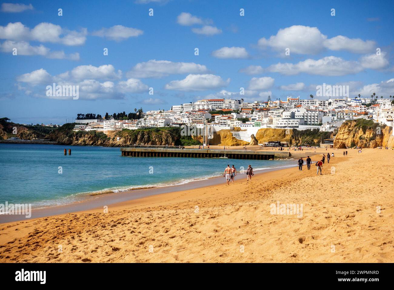 Plages de l'Algarve à Albufeira Portugal, de Praia Inatel puis Praia Pescadores (Fishermans Beach), et enfin Praia Peneco, hiver 5 mars 2024 Banque D'Images