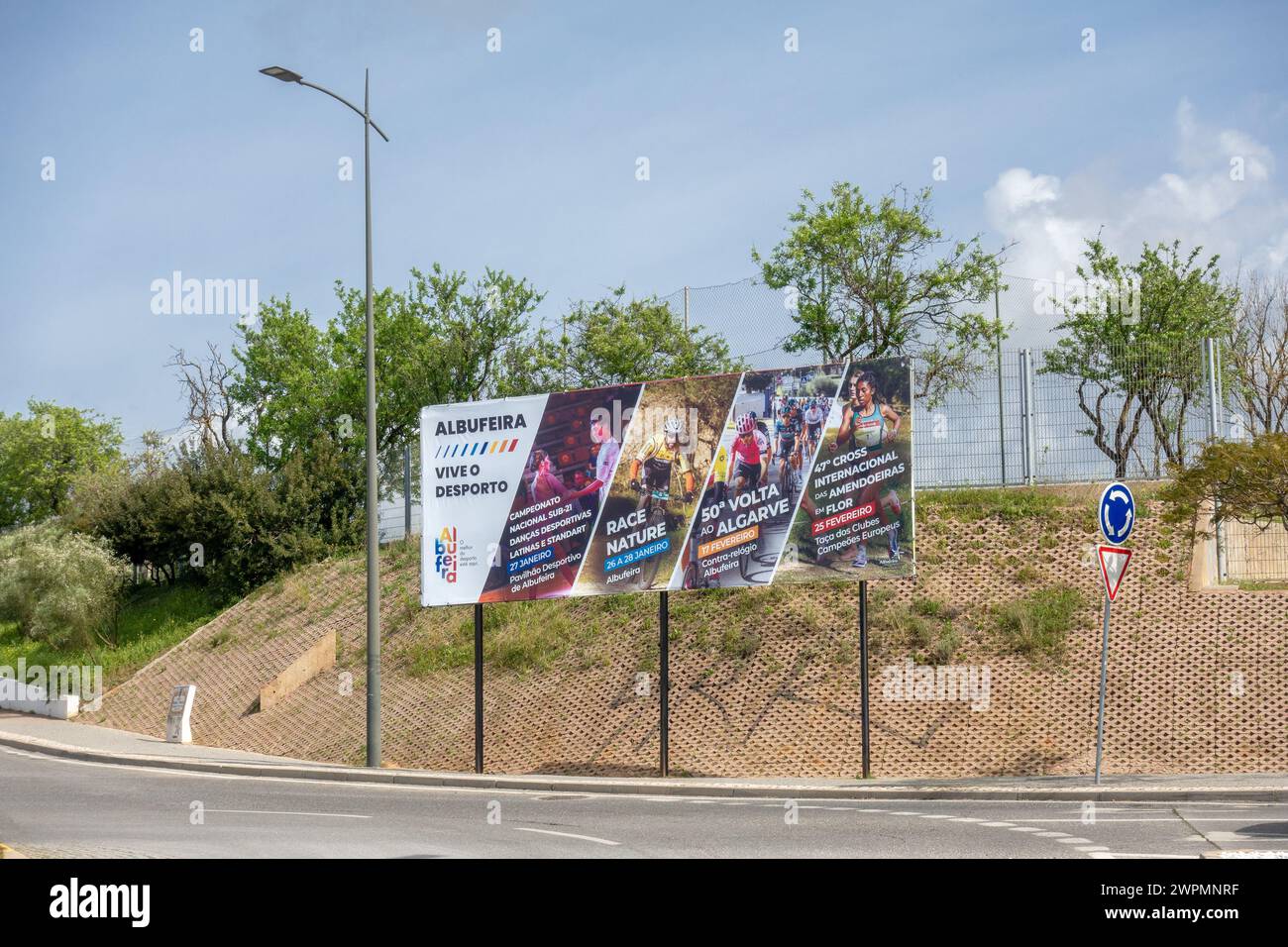 Affiche routière à Albufeira Portugal publicité événements sportifs professionnels se déroulant dans la ville d'Albufeira, Algarve, Portugal 2 mars 2024 Banque D'Images