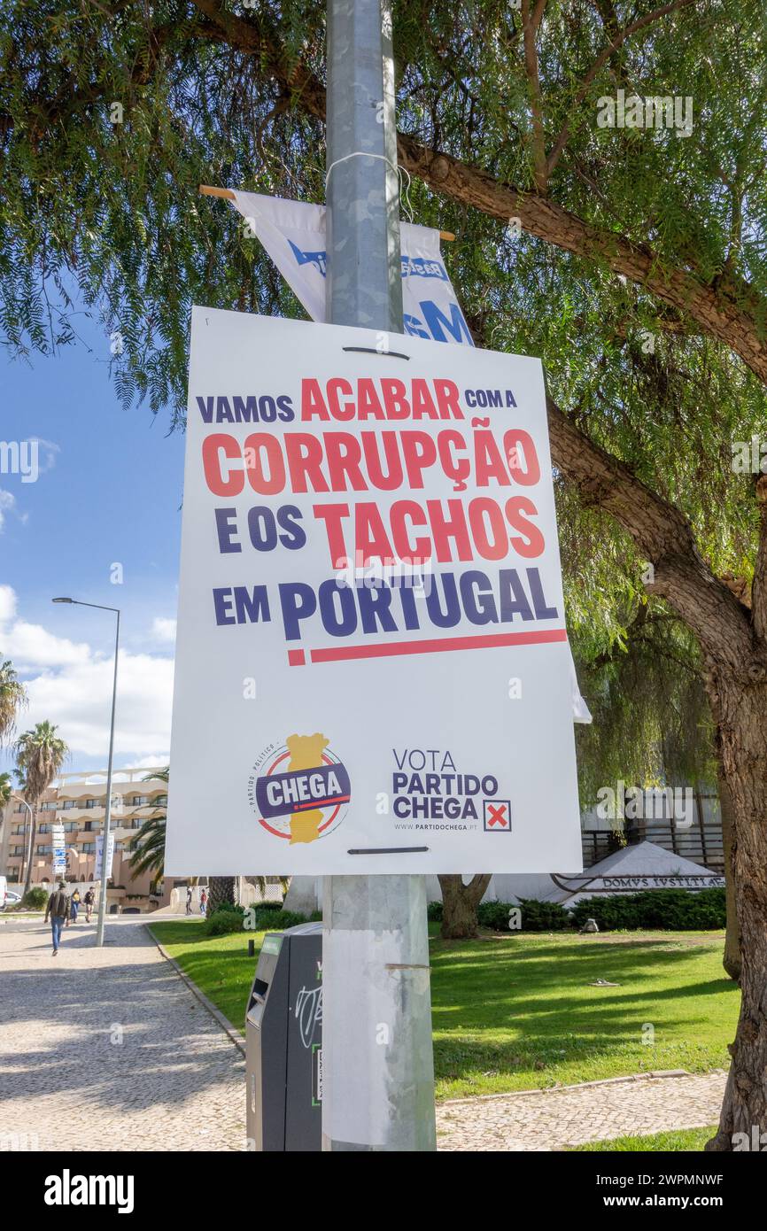 Affiches électorales portugaises du Parti politique Chega attachées à Un lampadaire pour l'élection générale du 10 mars 2024 Banque D'Images