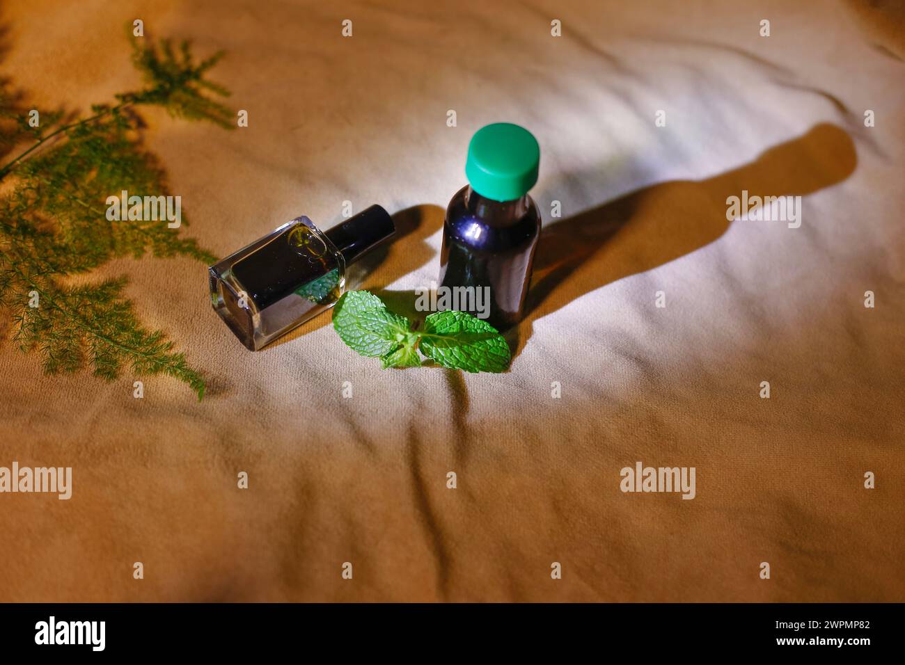 Vue de dessus de deux bouteilles avec huile essentielle d'huile de menthe ou de l'eau tonique sur fond brun Banque D'Images