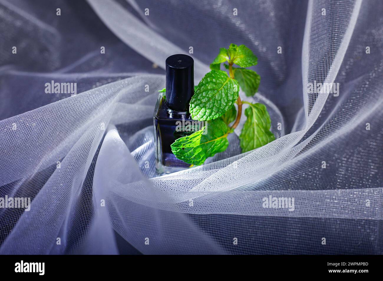 Vue de dessus de bouteille avec huile essentielle d'huile de menthe ou de l'eau tonique sur fond blanc Banque D'Images