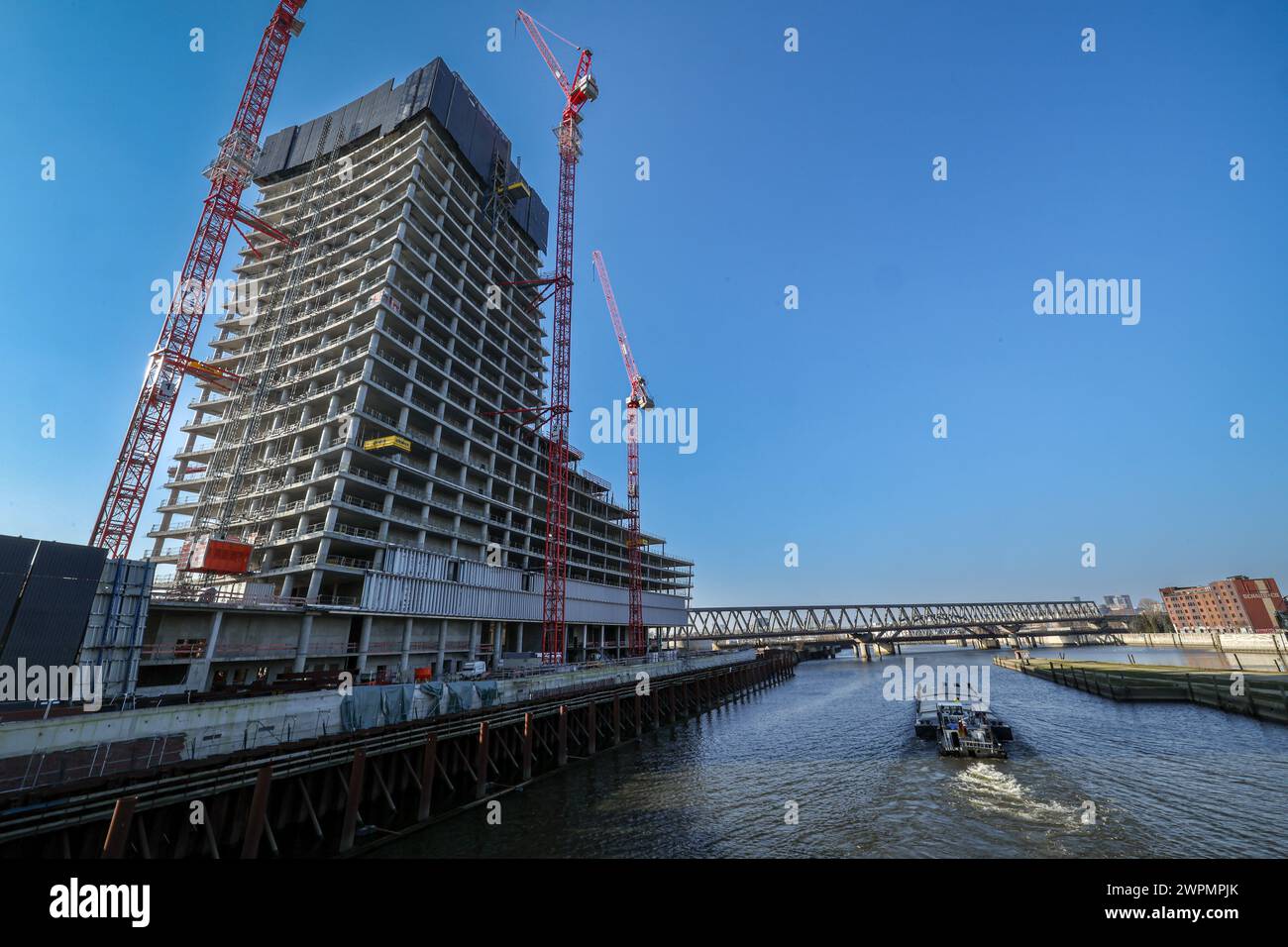 Hambourg, Allemagne. 08 mars 2024. Le site de construction du gratte-ciel Elbtower de Hambourg est abandonné depuis des mois. En tant qu'administrateur de l'insolvabilité de la société de projet Elbtower, Martini, expert en réaménagement basé à Berlin, veut rechercher un acquéreur qui pourrait reprendre la parcelle principale en bordure de HafenCity et achever le bâtiment en ruine. La propriété appartient au groupe alambiqué Signa de sociétés appartenant au milliardaire autrichien Benko. Crédit : Ulrich Perrey/dpa/Alamy Live News Banque D'Images