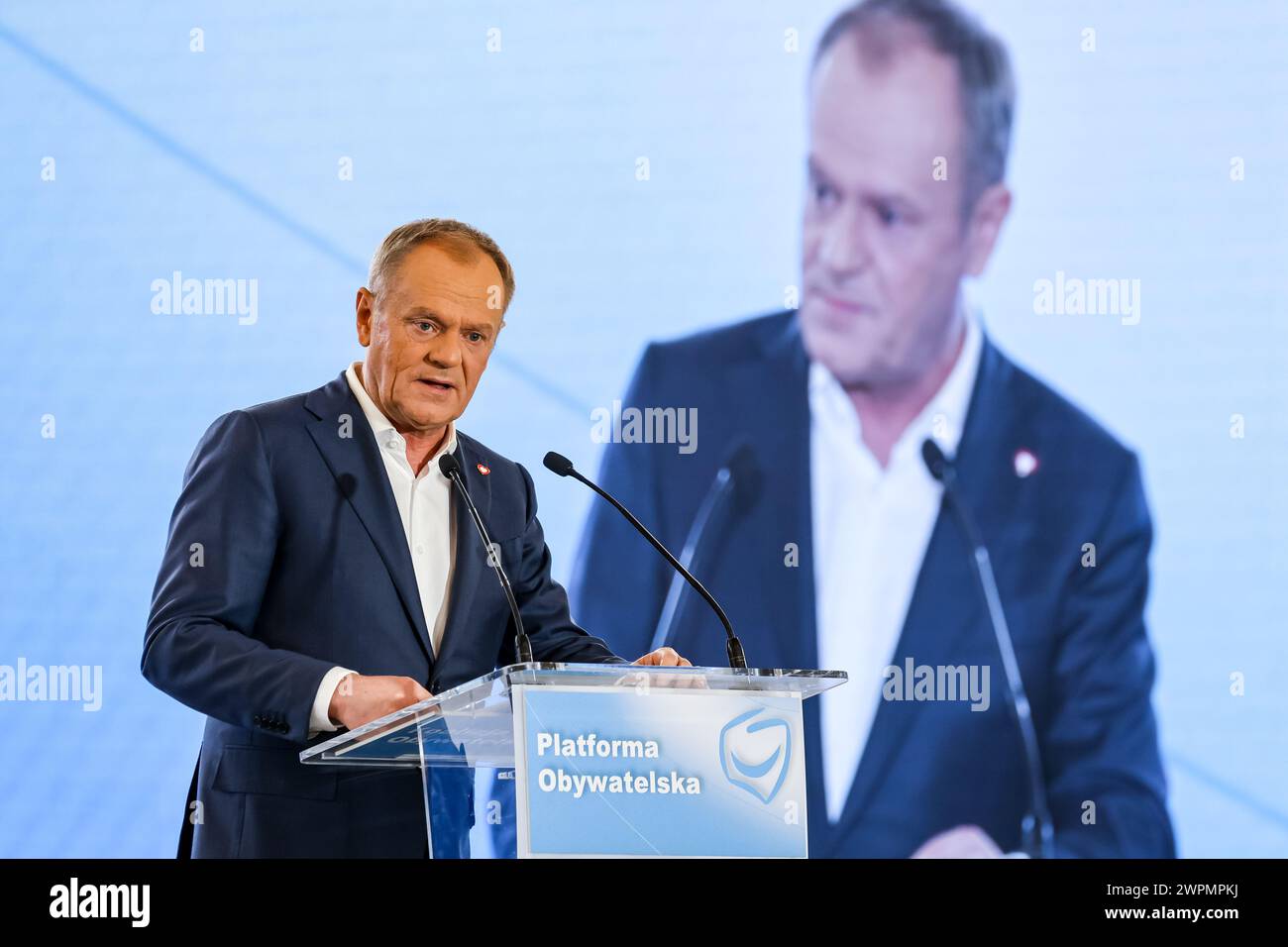 Varsovie, Pologne, 8 mars 2024. Le premier ministre polonais Donald Tusk et président du parti politique de la Coalition civique s'adresse au Conseil national de son parti pour relancer une campagne électorale régionale. Les élections des administrations locales auront lieu le 7 avril 2024. La réunion s'est concentrée sur l'avortement - une question émotionnelle et controversée en Pologne. Crédit : Dominika Zarzycka/Alamy Live News. Banque D'Images