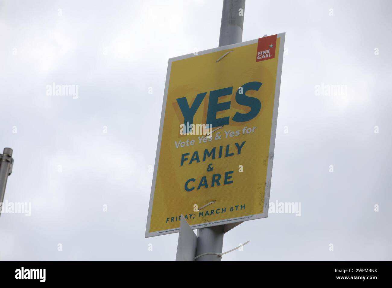 Pancartes à Dublin, alors que l'Irlande organise des référendums sur les modifications proposées au libellé de la Constitution concernant les domaines de la famille et des soins. L'amendement relatif à la famille propose d'étendre le sens de la famille au-delà de celui défini par le mariage et d'y inclure les relations fondées sur des relations "durables". L'amendement CARE propose de supprimer les références aux rôles et aux devoirs de la femme au foyer et de les remplacer par un nouvel article qui reconnaît les aidants familiaux. Date de la photo : vendredi 8 mars 2024. Banque D'Images