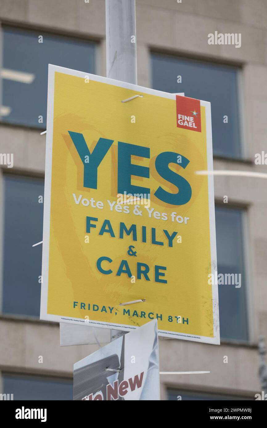 Pancartes à Dublin, alors que l'Irlande organise des référendums sur les modifications proposées au libellé de la Constitution concernant les domaines de la famille et des soins. L'amendement relatif à la famille propose d'étendre le sens de la famille au-delà de celui défini par le mariage et d'y inclure les relations fondées sur des relations "durables". L'amendement CARE propose de supprimer les références aux rôles et aux devoirs de la femme au foyer et de les remplacer par un nouvel article qui reconnaît les aidants familiaux. Date de la photo : vendredi 8 mars 2024. Banque D'Images