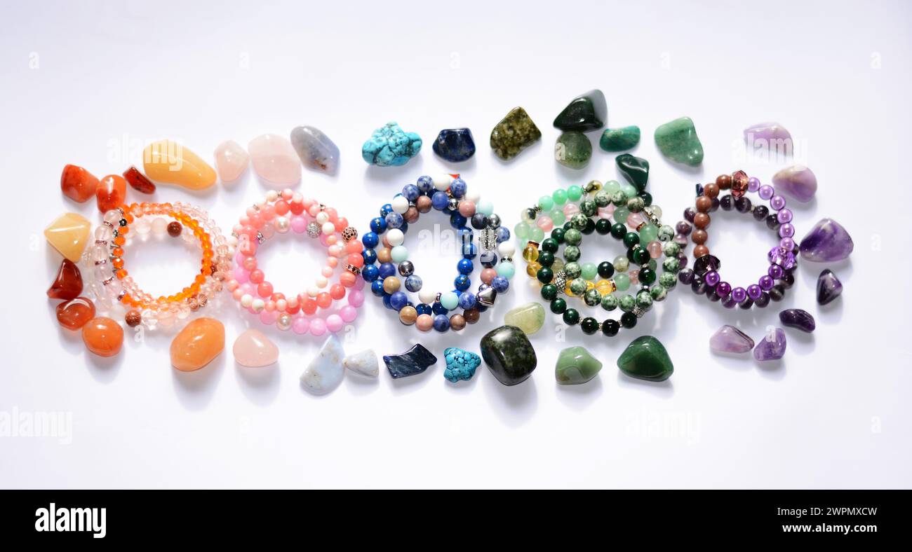 Collection de bracelet perles en pierre minérale avec minéraux policiers Banque D'Images